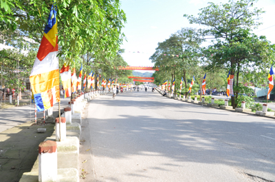 Chùm ảnh: Không khí nô nức chuẩn bị cho Đại lễ Phật đản PL 2555 - DL 2011 tại Lạng Sơn