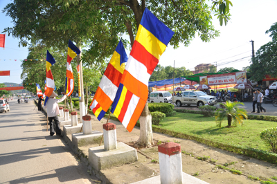 Chùm ảnh: Không khí nô nức chuẩn bị cho Đại lễ Phật đản PL 2555 - DL 2011 tại Lạng Sơn