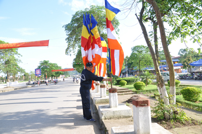 Chùm ảnh: Không khí nô nức chuẩn bị cho Đại lễ Phật đản PL 2555 - DL 2011 tại Lạng Sơn
