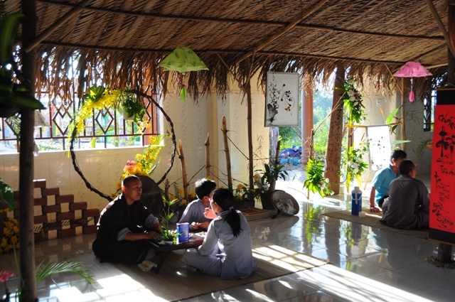 Chùm ảnh về không gian triển lãm thư pháp và trà đạo tại trường Trung Cấp Phật Học Đồng Nai