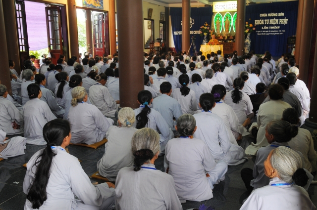 Đà Nẵng: Hơn 500 Phật tử tham dự Khóa tu niệm Phật tại chùa Hương Sơn, Quận Ngũ Hành Sơn