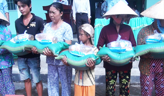 Đoàn từ thiện Đạo Phật Ngày Nay thăm và tặng quà tại tỉnh Bạc Liêu