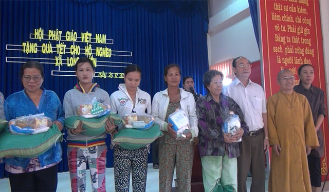 Đoàn từ thiện Đạo Phật Ngày Nay thăm và tặng quà tại tỉnh Bạc Liêu