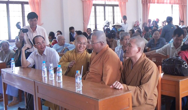 Đoàn từ thiện Đạo Phật Ngày Nay thăm và tặng quà tại tỉnh Bạc Liêu