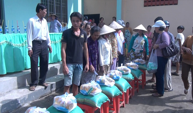 Đoàn từ thiện Đạo Phật Ngày Nay thăm và tặng quà tại tỉnh Bạc Liêu