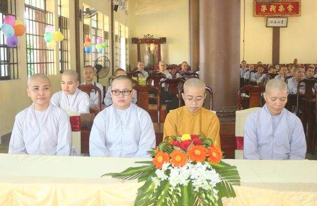 Bình Dương: Trường Trung cấp Phật học tổ chức lễ Nhà giáo Việt Nam 20 – 11