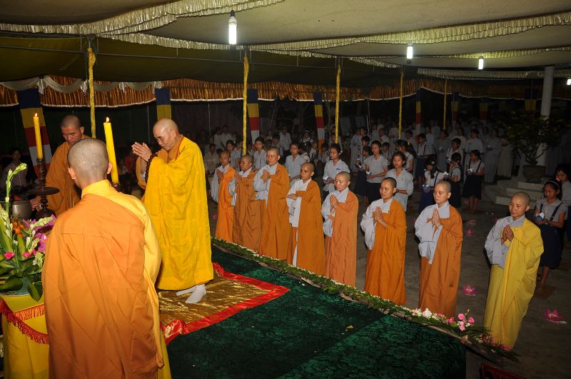 Quảng Trị: lung linh, huyền diệu đêm thắp nến cầu nguyện chùa Khánh An