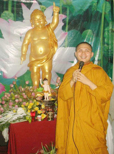 CLB Nhân Sinh tổ chức đêm hoa đăng mừng Khánh đản