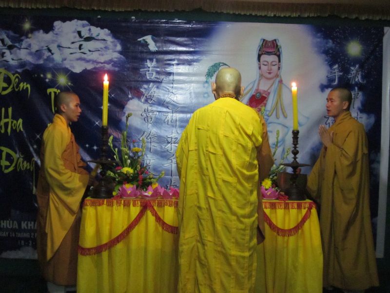 Quảng Trị: lung linh, huyền diệu đêm thắp nến cầu nguyện chùa Khánh An
