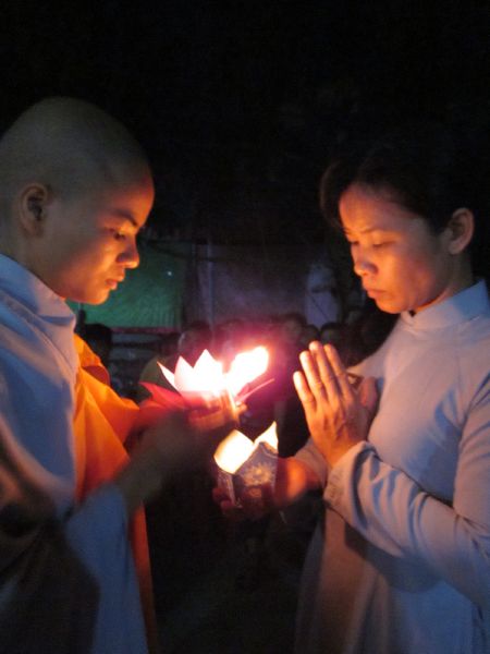 Quảng Trị: lung linh, huyền diệu đêm thắp nến cầu nguyện chùa Khánh An