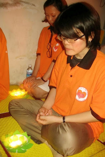 CLB Nhân Sinh tổ chức đêm hoa đăng mừng Khánh đản