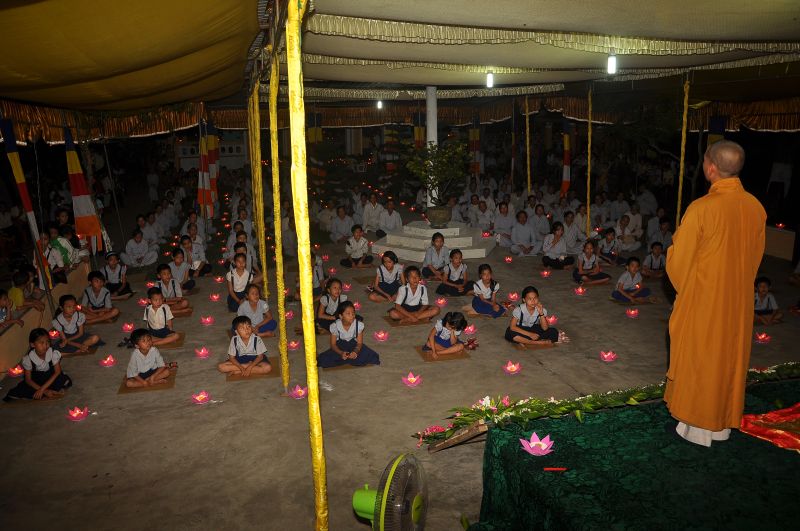 Quảng Trị: lung linh, huyền diệu đêm thắp nến cầu nguyện chùa Khánh An