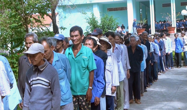 Đoàn từ thiện Đạo Phật Ngày Nay thăm và tặng quà tại Trung Tâm Bảo Trợ Xã Hội Tân Hiệp, tỉnh Bình Phước