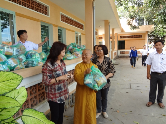 Đoàn từ thiện Đạo Phật Ngày Nay thăm và tặng quà tại Trung Tâm Bảo Trợ Xã Hội Tân Hiệp, tỉnh Bình Phước