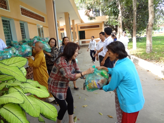 Đoàn từ thiện Đạo Phật Ngày Nay thăm và tặng quà tại Trung Tâm Bảo Trợ Xã Hội Tân Hiệp, tỉnh Bình Phước