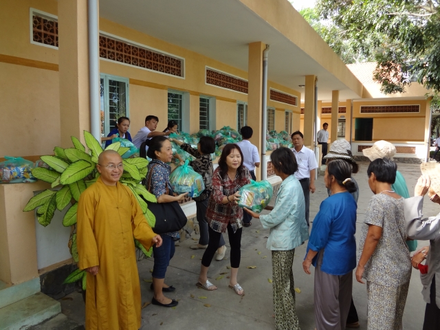 Đoàn từ thiện Đạo Phật Ngày Nay thăm và tặng quà tại Trung Tâm Bảo Trợ Xã Hội Tân Hiệp, tỉnh Bình Phước
