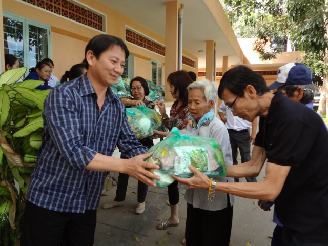 Đoàn từ thiện Đạo Phật Ngày Nay thăm và tặng quà tại Trung Tâm Bảo Trợ Xã Hội Tân Hiệp, tỉnh Bình Phước