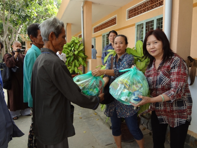 Đoàn từ thiện Đạo Phật Ngày Nay thăm và tặng quà tại Trung Tâm Bảo Trợ Xã Hội Tân Hiệp, tỉnh Bình Phước