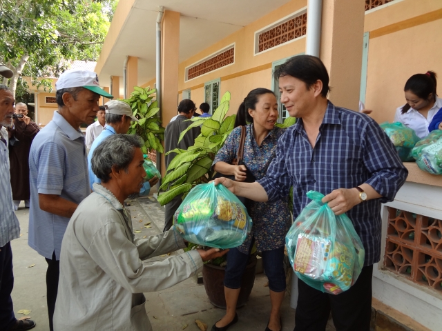 Đoàn từ thiện Đạo Phật Ngày Nay thăm và tặng quà tại Trung Tâm Bảo Trợ Xã Hội Tân Hiệp, tỉnh Bình Phước