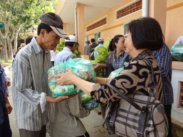 Đoàn từ thiện Đạo Phật Ngày Nay thăm và tặng quà tại Trung Tâm Bảo Trợ Xã Hội Tân Hiệp, tỉnh Bình Phước