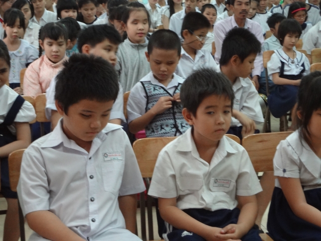 Đoàn từ thiện Đạo Phật Ngày Nay tặng quà tại Trường khiếm thị Nguyễn Đình Chiểu và Trung tâm Giáo dục Dạy nghề Thiếu niên TP. HCM