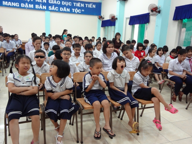 Đoàn từ thiện Đạo Phật Ngày Nay tặng quà tại Trường khiếm thị Nguyễn Đình Chiểu và Trung tâm Giáo dục Dạy nghề Thiếu niên TP. HCM