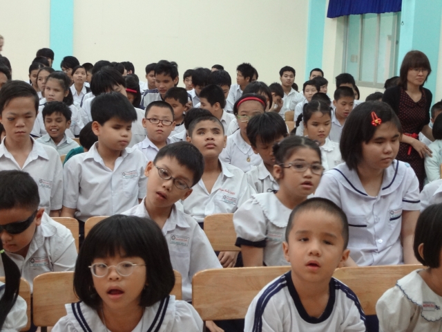 Đoàn từ thiện Đạo Phật Ngày Nay tặng quà tại Trường khiếm thị Nguyễn Đình Chiểu và Trung tâm Giáo dục Dạy nghề Thiếu niên TP. HCM