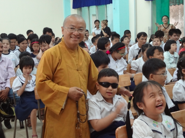 Đoàn từ thiện Đạo Phật Ngày Nay tặng quà tại Trường khiếm thị Nguyễn Đình Chiểu và Trung tâm Giáo dục Dạy nghề Thiếu niên TP. HCM