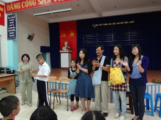 Đoàn từ thiện Đạo Phật Ngày Nay tặng quà tại Trường khiếm thị Nguyễn Đình Chiểu và Trung tâm Giáo dục Dạy nghề Thiếu niên TP. HCM