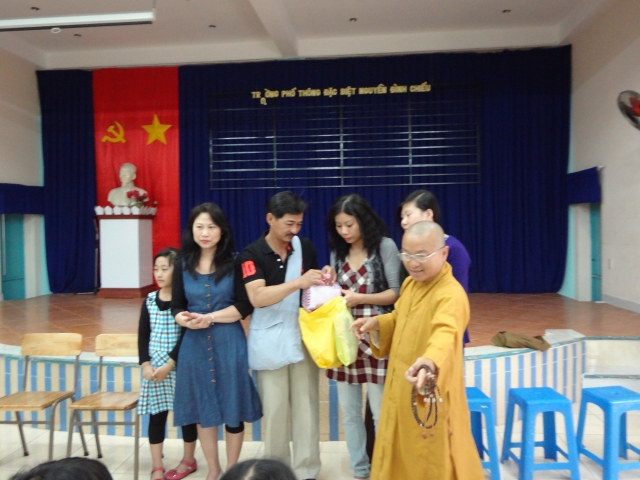 Đoàn từ thiện Đạo Phật Ngày Nay tặng quà tại Trường khiếm thị Nguyễn Đình Chiểu và Trung tâm Giáo dục Dạy nghề Thiếu niên TP. HCM