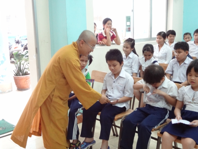 Đoàn từ thiện Đạo Phật Ngày Nay tặng quà tại Trường khiếm thị Nguyễn Đình Chiểu và Trung tâm Giáo dục Dạy nghề Thiếu niên TP. HCM