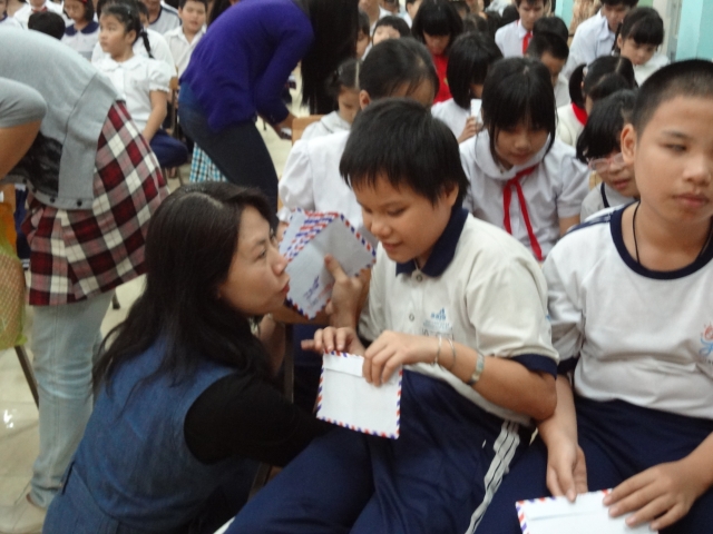 Đoàn từ thiện Đạo Phật Ngày Nay tặng quà tại Trường khiếm thị Nguyễn Đình Chiểu và Trung tâm Giáo dục Dạy nghề Thiếu niên TP. HCM