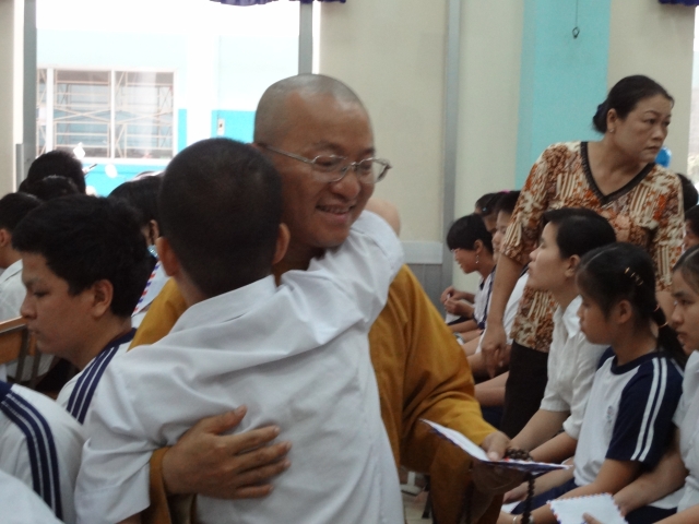 Đoàn từ thiện Đạo Phật Ngày Nay tặng quà tại Trường khiếm thị Nguyễn Đình Chiểu và Trung tâm Giáo dục Dạy nghề Thiếu niên TP. HCM