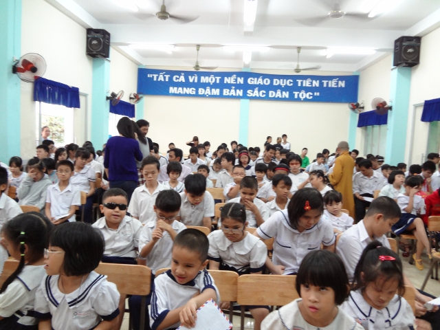 Đoàn từ thiện Đạo Phật Ngày Nay tặng quà tại Trường khiếm thị Nguyễn Đình Chiểu và Trung tâm Giáo dục Dạy nghề Thiếu niên TP. HCM