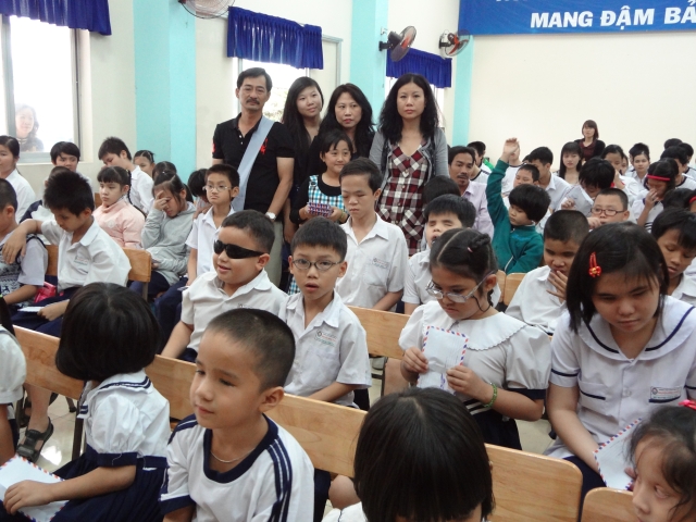 Đoàn từ thiện Đạo Phật Ngày Nay tặng quà tại Trường khiếm thị Nguyễn Đình Chiểu và Trung tâm Giáo dục Dạy nghề Thiếu niên TP. HCM