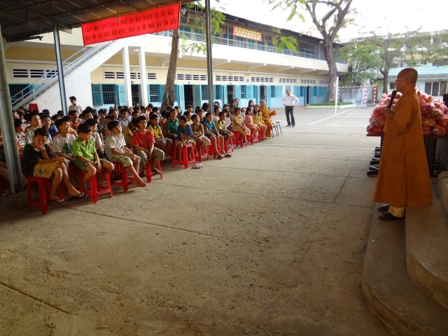 Đoàn từ thiện Đạo Phật Ngày Nay tặng quà tại Trường khiếm thị Nguyễn Đình Chiểu và Trung tâm Giáo dục Dạy nghề Thiếu niên TP. HCM