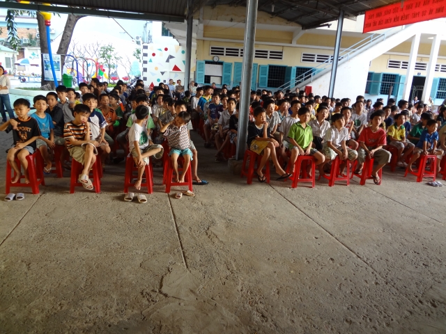 Đoàn từ thiện Đạo Phật Ngày Nay tặng quà tại Trường khiếm thị Nguyễn Đình Chiểu và Trung tâm Giáo dục Dạy nghề Thiếu niên TP. HCM