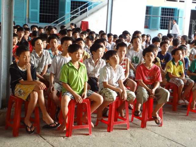 Đoàn từ thiện Đạo Phật Ngày Nay tặng quà tại Trường khiếm thị Nguyễn Đình Chiểu và Trung tâm Giáo dục Dạy nghề Thiếu niên TP. HCM