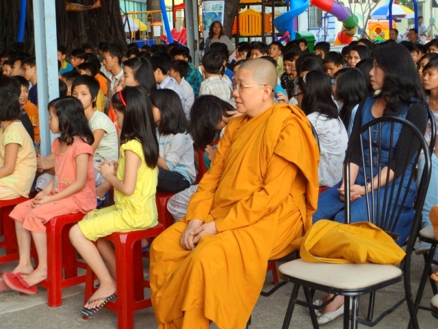 Đoàn từ thiện Đạo Phật Ngày Nay tặng quà tại Trường khiếm thị Nguyễn Đình Chiểu và Trung tâm Giáo dục Dạy nghề Thiếu niên TP. HCM