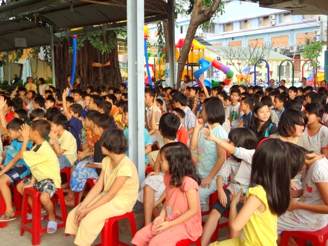 Đoàn từ thiện Đạo Phật Ngày Nay tặng quà tại Trường khiếm thị Nguyễn Đình Chiểu và Trung tâm Giáo dục Dạy nghề Thiếu niên TP. HCM