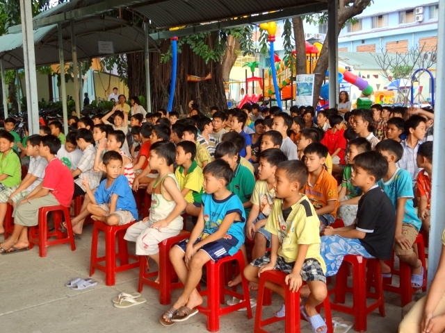 Đoàn từ thiện Đạo Phật Ngày Nay tặng quà tại Trường khiếm thị Nguyễn Đình Chiểu và Trung tâm Giáo dục Dạy nghề Thiếu niên TP. HCM