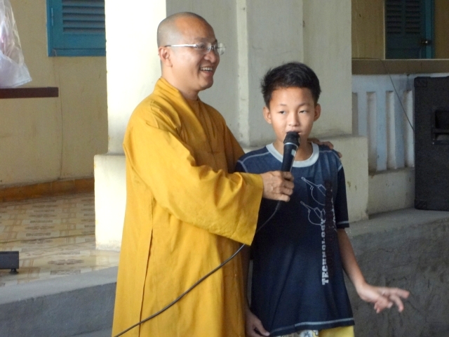 Đoàn từ thiện Đạo Phật Ngày Nay tặng quà tại Trường khiếm thị Nguyễn Đình Chiểu và Trung tâm Giáo dục Dạy nghề Thiếu niên TP. HCM