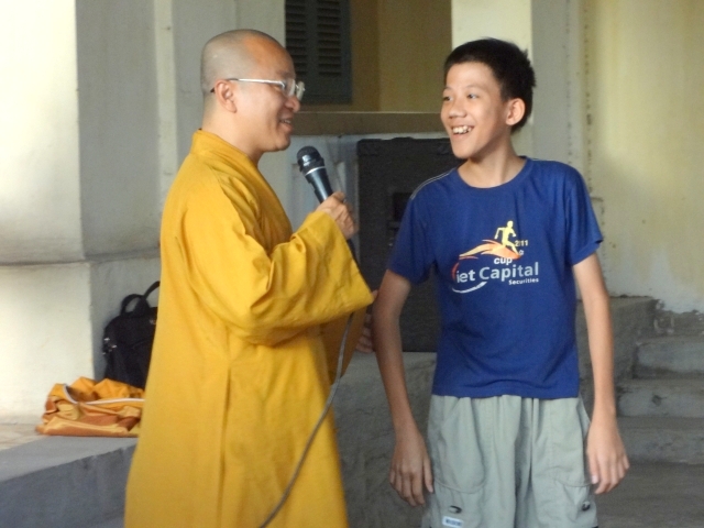 Đoàn từ thiện Đạo Phật Ngày Nay tặng quà tại Trường khiếm thị Nguyễn Đình Chiểu và Trung tâm Giáo dục Dạy nghề Thiếu niên TP. HCM