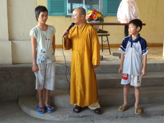 Đoàn từ thiện Đạo Phật Ngày Nay tặng quà tại Trường khiếm thị Nguyễn Đình Chiểu và Trung tâm Giáo dục Dạy nghề Thiếu niên TP. HCM