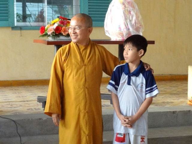 Đoàn từ thiện Đạo Phật Ngày Nay tặng quà tại Trường khiếm thị Nguyễn Đình Chiểu và Trung tâm Giáo dục Dạy nghề Thiếu niên TP. HCM