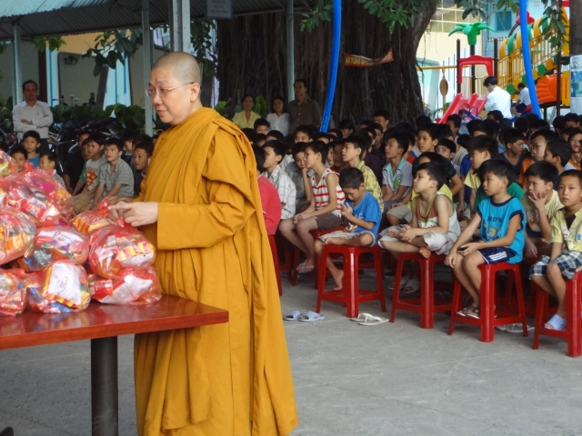 Đoàn từ thiện Đạo Phật Ngày Nay tặng quà tại Trường khiếm thị Nguyễn Đình Chiểu và Trung tâm Giáo dục Dạy nghề Thiếu niên TP. HCM