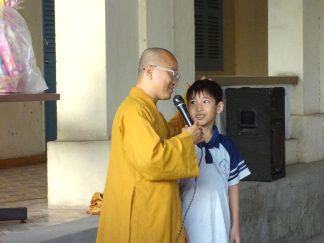 Đoàn từ thiện Đạo Phật Ngày Nay tặng quà tại Trường khiếm thị Nguyễn Đình Chiểu và Trung tâm Giáo dục Dạy nghề Thiếu niên TP. HCM