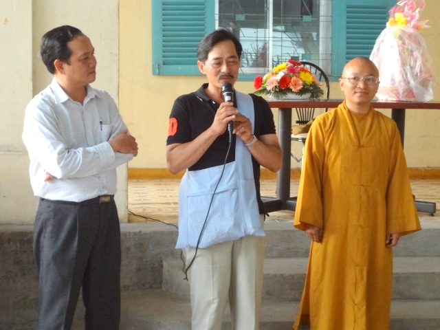 Đoàn từ thiện Đạo Phật Ngày Nay tặng quà tại Trường khiếm thị Nguyễn Đình Chiểu và Trung tâm Giáo dục Dạy nghề Thiếu niên TP. HCM