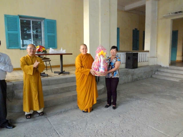 Đoàn từ thiện Đạo Phật Ngày Nay tặng quà tại Trường khiếm thị Nguyễn Đình Chiểu và Trung tâm Giáo dục Dạy nghề Thiếu niên TP. HCM