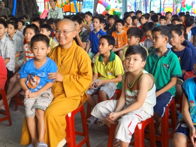 Đoàn từ thiện Đạo Phật Ngày Nay tặng quà tại Trường khiếm thị Nguyễn Đình Chiểu và Trung tâm Giáo dục Dạy nghề Thiếu niên TP. HCM
